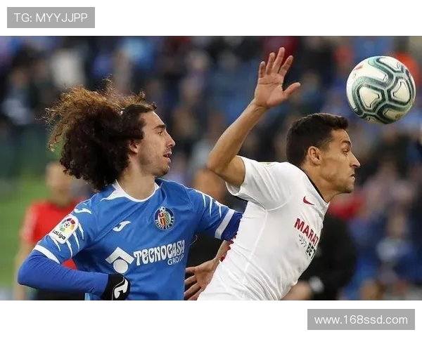 乔治贝斯特与克鲁伊夫的足球传奇对决与风格碰撞分析